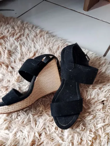 Sapatos e sandálias bem conservados
