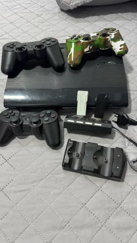 PlayStation III com 3 controles