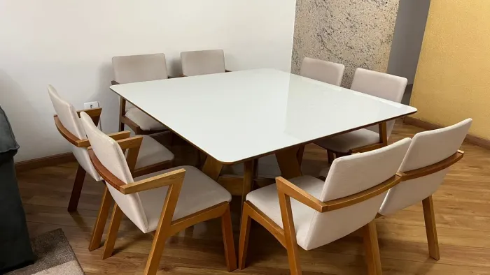 Mesa de jantar com 8 cadeiras