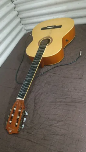 Violão elétrico, regulado por um profissional para ser adequado aos iniciantes! 5.3.6