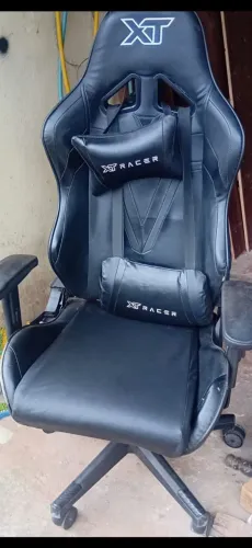 Uma cadeira. Giratória em perfeito estado.