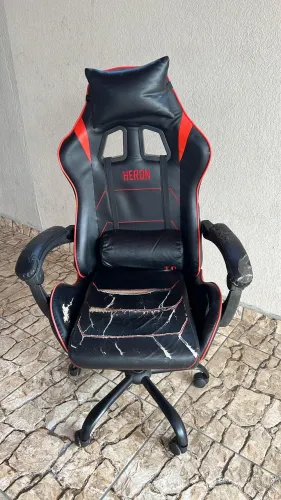 Vendo cadeira gamer, bem conservado, unico problema e no estofado