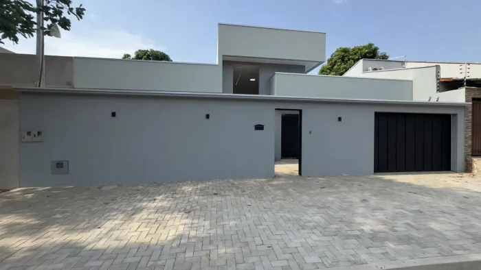 Casa com três quartos em ótima localização | plano diretor sul REF: 129