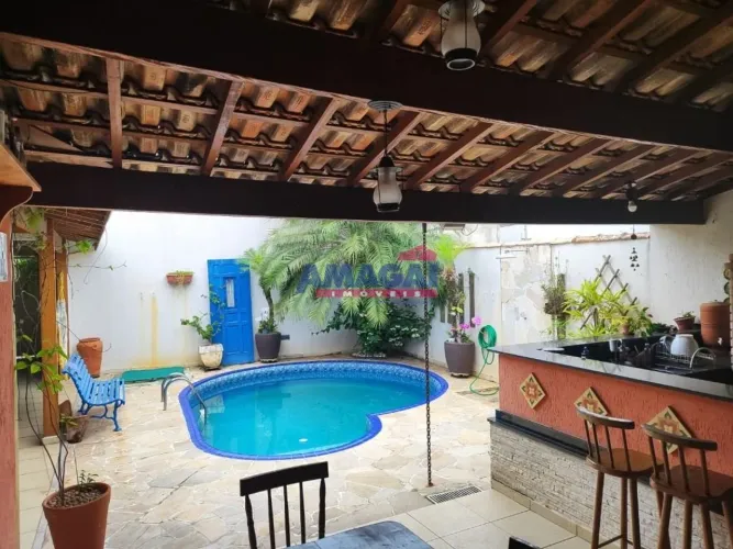 Casa à venda no Jardim Mesquita, 3 Dormitórios e área gourmet completa.