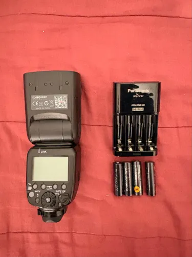 Flash YN600EXII + Carregador e Pilhas Recarregáveis