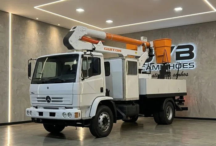 MB 1718 com Cesto Aéreo 13,5m isolado