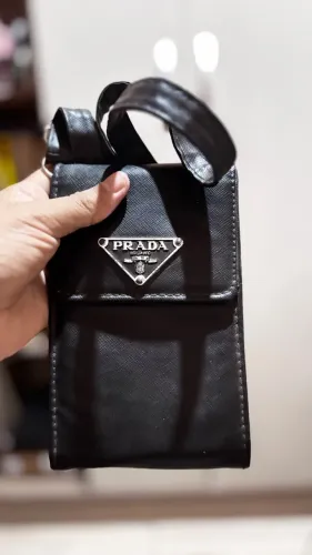Mini Bolsa Porta Celular Prada Inspired Preta Saffiano - Transversal - Bolsa de Ombro Femi