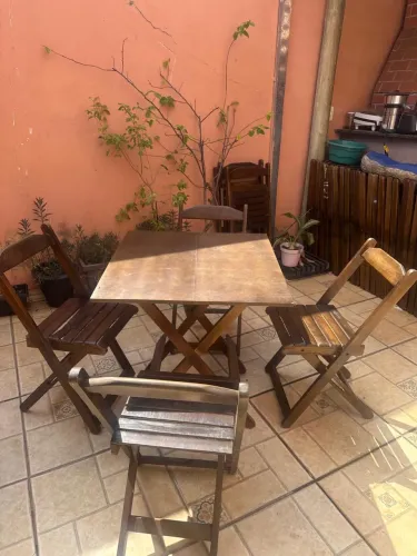 Mesa de bar quadrada moderna/que vem com acompanhamento de 4 cadeiras ótimas