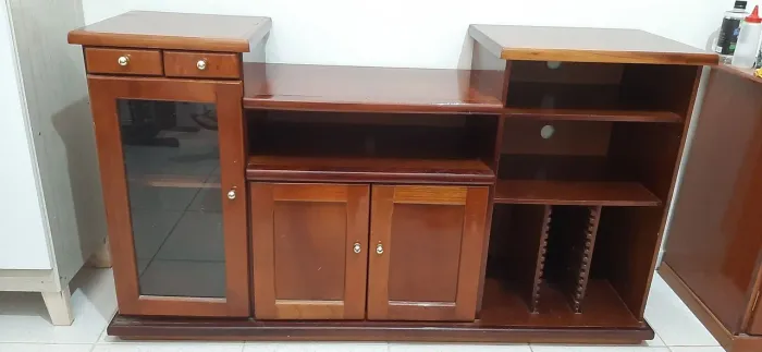 Rack tipo bufe material em madeira excelente.