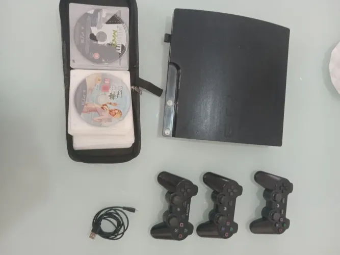 PS3 DESBLOQUEADO + TRÊS CONTROLES E FIO CARREGADOR + CAIXA DE JOGOS