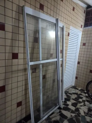 Porta de correr de alumínio branco