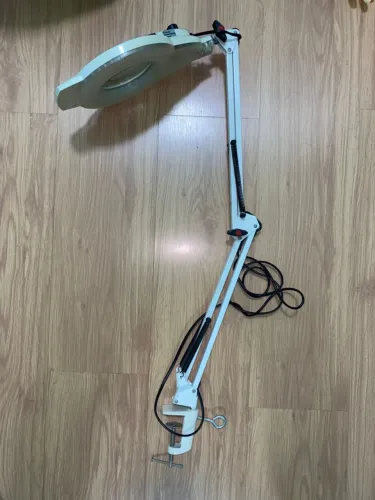 Luminária articulável com lupa