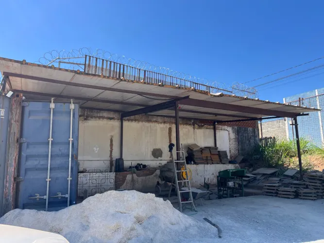 Vendo estrutura com cobertura medindo 5,60x 10,40