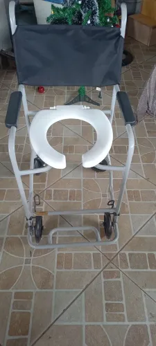 Cadeira de banho semi nova