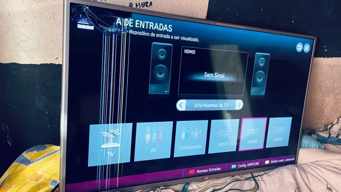 TV LG Smart Antiga Com tela trincada