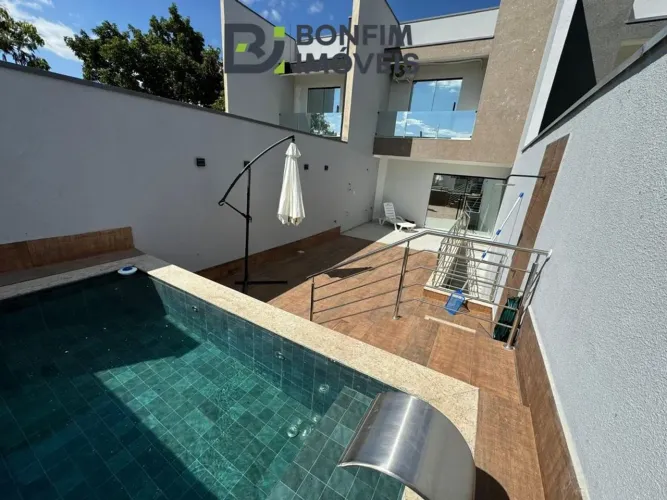 Casa nova com piscina e garagem espaçosa no Vila Rica!