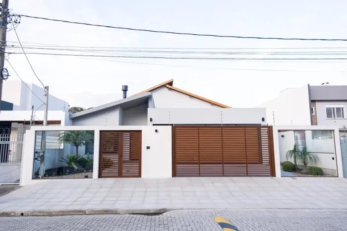 Casa espetacular no Laranjal em Pelotas com 3 suítes, lareira, piscina, sauna e 24 placas