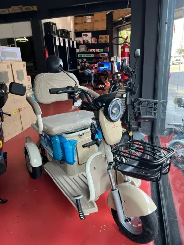 TRICICLO ELÉTRICO GTS T5 500W - BRANCO/BEGE