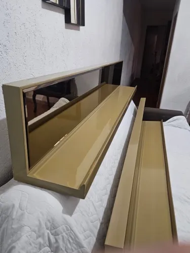 Prateleira de Madeira com espelho cor caqui