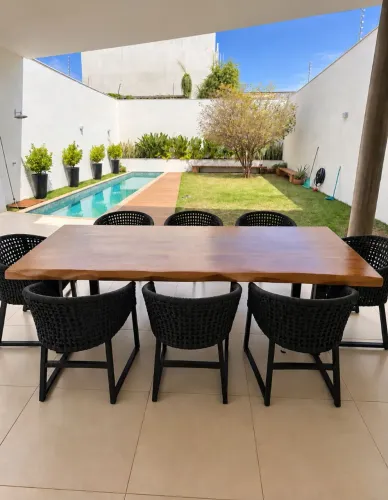 MESA NA MADEIRA MACIÇA ORGÂNICA COM PÉS METÁLICO