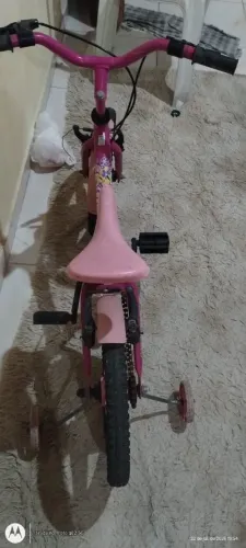 Bicicleta semi nova de criança menina