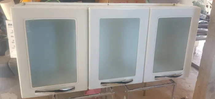 Vendo armário porta de vidro
