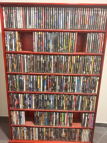 Estante com aproximadamente 500 dvds , todos em bom estado