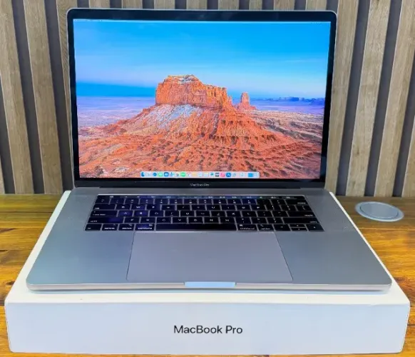 MacBook PRO A1990 2019 I9 2.3 8-Core Mem 32gb SSD 1 Téra GPU AMD 15.4 Polegadas