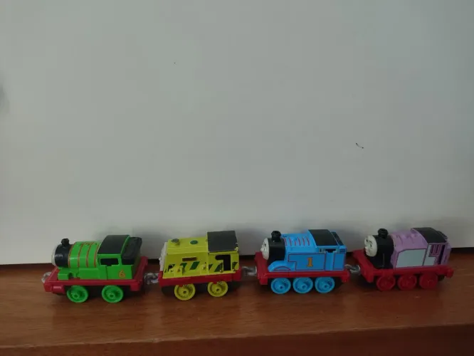 Lote com quatro miniaturas trem Thomas e seus amigos