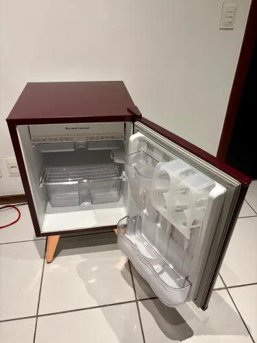 Frigobar Brastemp retrô Marsala 