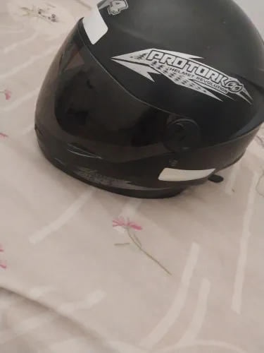 Um capacete tork com viseira escura