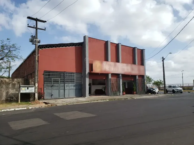 Vendo Prédio Comercial próximo ao Castelão - Estacionamento para 13 carros - Oportu