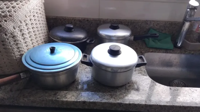 VENDO CONJUNTO DE PANELAS DE ALUMÍNIO - 4 PEÇAS