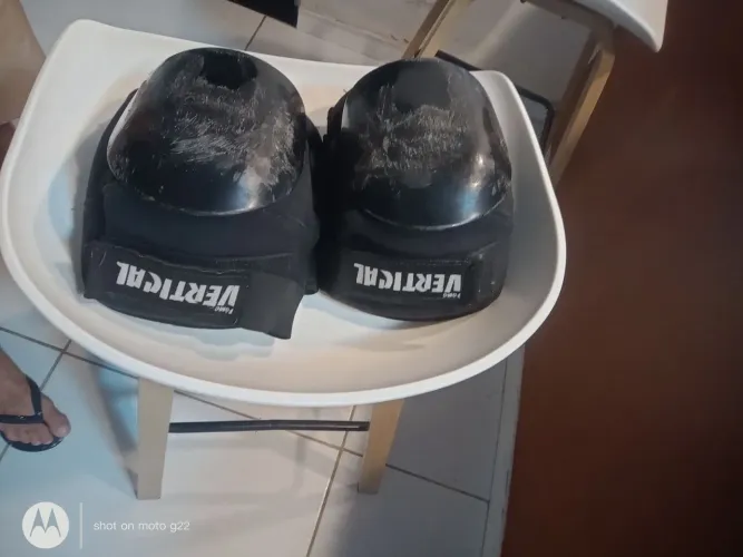 Vendo um par de joelheiras profissional pra skate da marca vertical tamanho P
