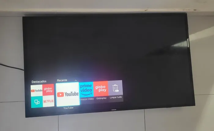 Smart TV LED de 48 polegadas Full HD da Samsung, da Série J5200, lançada no ano de 2015.