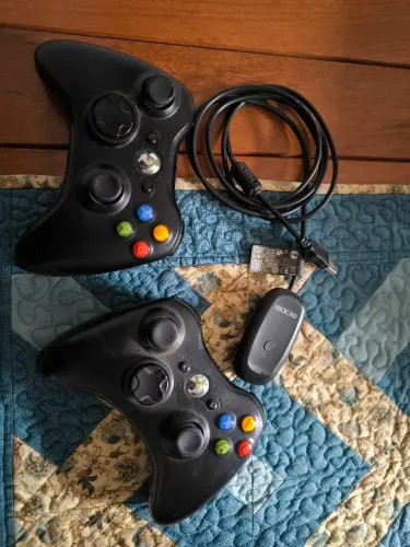 2 Controles Xbox360 originais em perfeito mais estado. Mais adaptador wireless para PC.