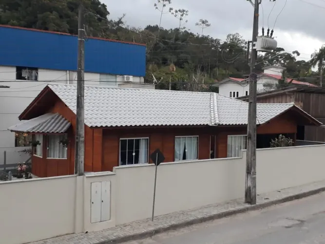 Vende se casa madeira angelim pedra.