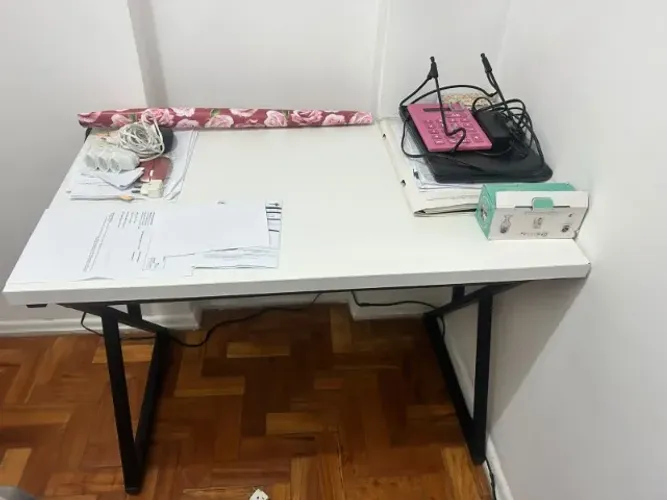 Mesa de escritório com tampo branco e estrutura metálica preta