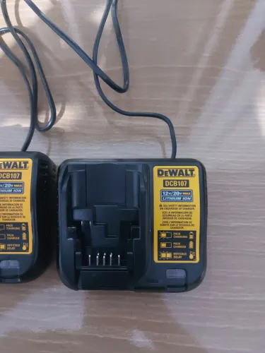 Carregador de bateria DEWALT DCB107 127volts.
