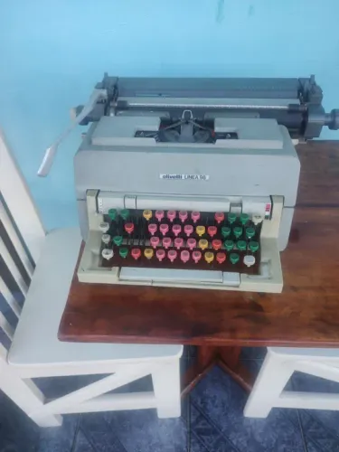 Máquina de datilografia Olivetti linda 98