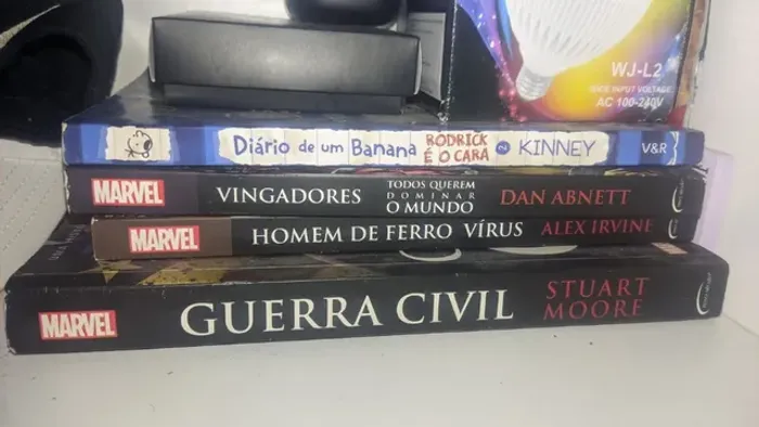 livros marvel e diario de um banana.