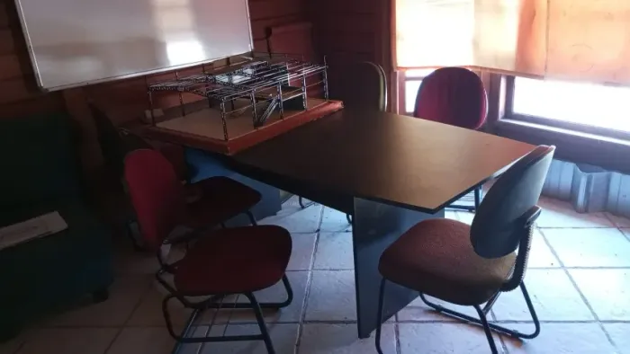 Mesa de reunião ideal para 8 cadeiras