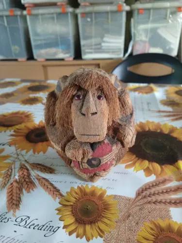 Macaco de côco decorativo.