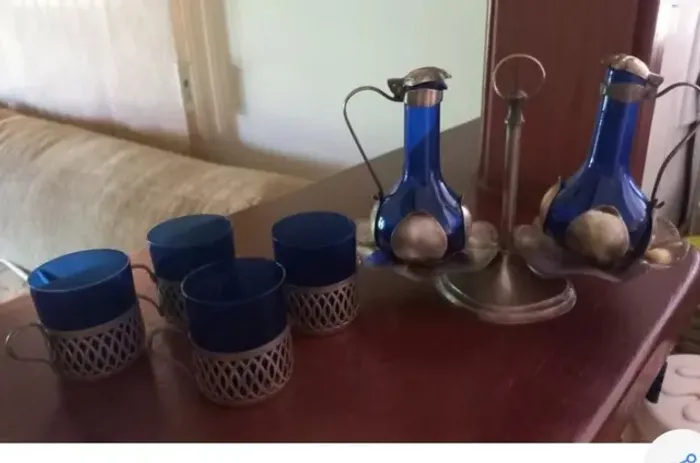 Conjunto de galheteiro antigo.
