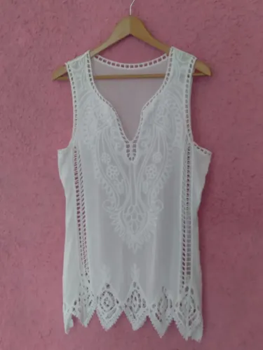Blusa feminina branca com aplicações de bordado em toda frente tamanho G