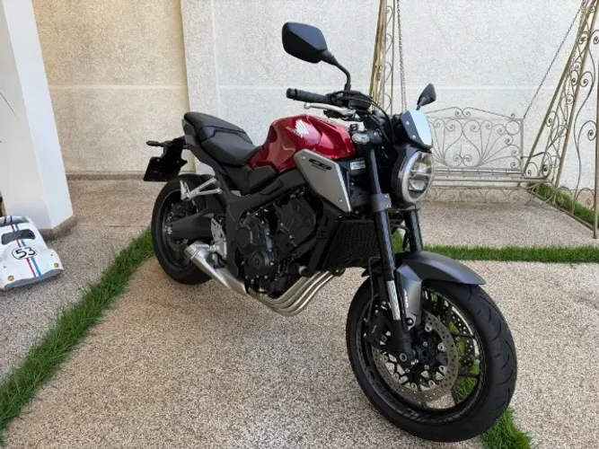 Honda CB 650R Vermelha Perolizada 2024 (Zeradaa! Apenas 1.700 km, Único dono, Original)
