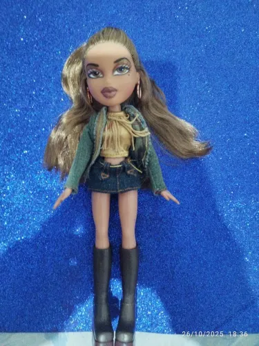 Vintage 2001 Bratz Funk N' Glow Yasmin wave 1 2003 doll outfits!