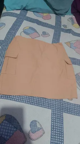 Short saia bege com bolsos