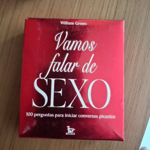 Livro em forma de caixinha tem 100 cartas  de perguntas. 