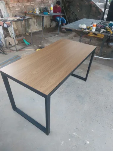 Mesa de escritório com design moderno e elegante